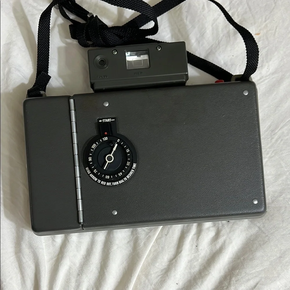 Polaroid Automatic 340 Land Camera - Black and Silver - Picture 3 of 7